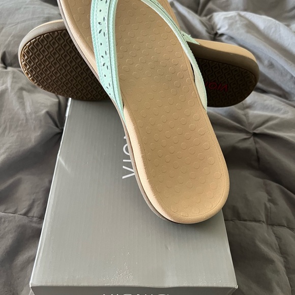 Size 10 VIONIC flip flops Seafoam - Picture 2 of 6